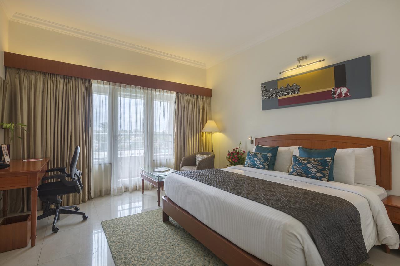 Hotel Naveen Lakeside Hubli Dış mekan fotoğraf