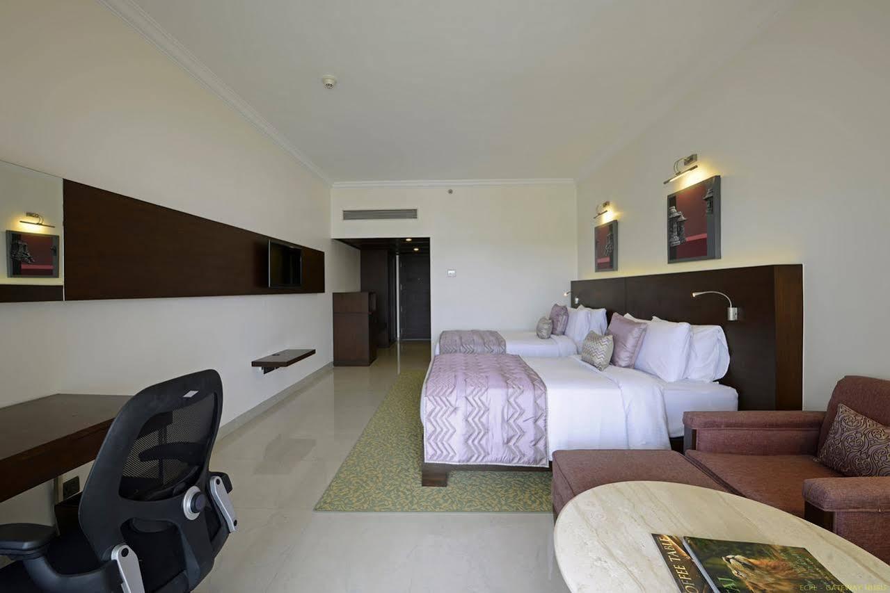 Hotel Naveen Lakeside Hubli Dış mekan fotoğraf