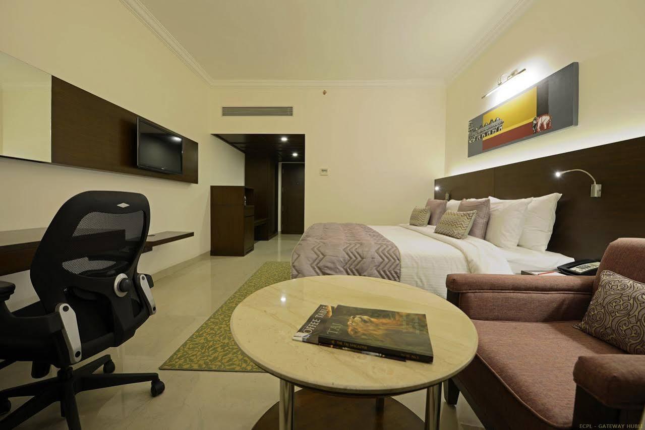 Hotel Naveen Lakeside Hubli Dış mekan fotoğraf